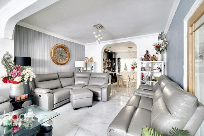 5 bed property, in Queens Road, £765,000
