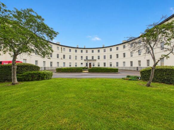 2 bed property, in The Crescent, £155,000