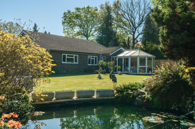 3 bed property, in Nash Grove Lane, £925,000
