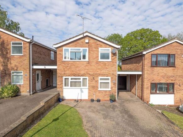 3 bed property, in Stonebury Avenue, £325,000