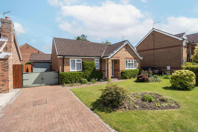 2 bed property, in Oakwood Park, £230,000