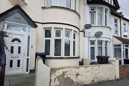 3 bed property, in 145 Beedell Avenue, £250,000