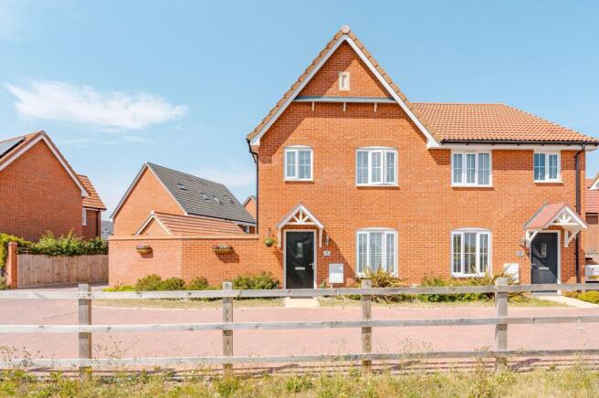 3 bed property, in Irwin Way, £325,000