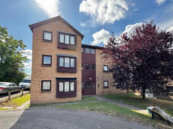 2 bed property, in Collingwood Avenue, £95,000