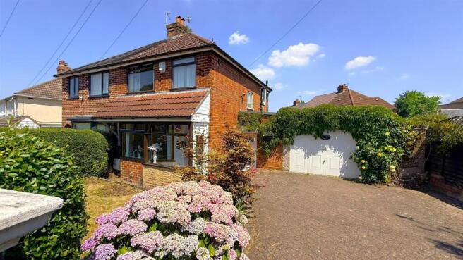 3 bed property, in Edenhurst Road, £200,000
