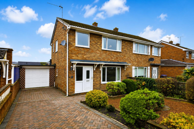 3 bed property, in Elm Drive, £220,000