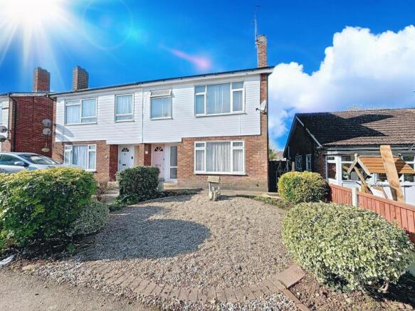 2 bed property, in Victoria Road, £260,000