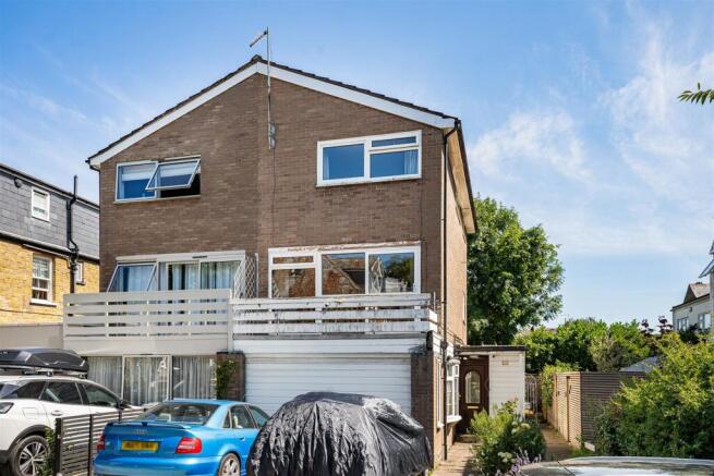 3 bed property, in Watermans Close, £850,000