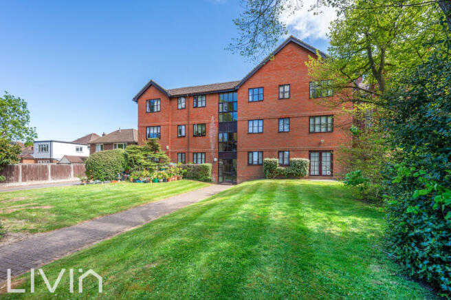 2 bed property, in Maybury Court, £280,000