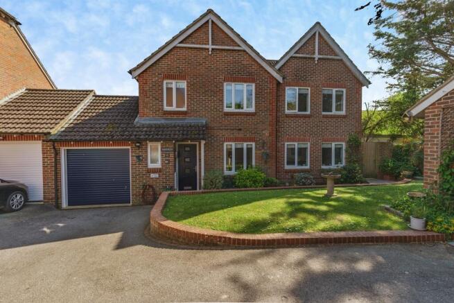 5 bed property, in Cricketers Close, £625,000