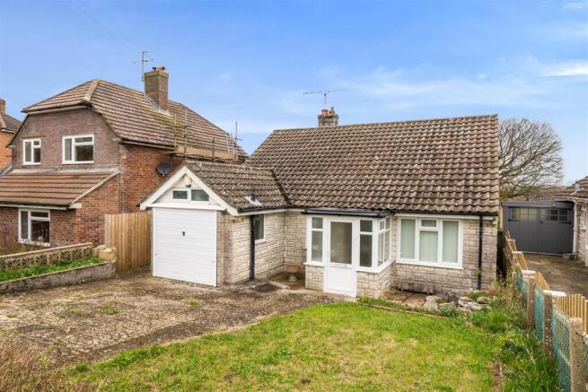 2 bed property, in Casterbridge Road, £310,000
