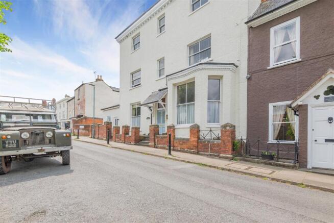 1 bed property, in High Street, £160,000
