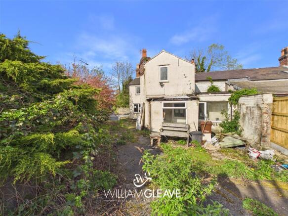 2 bed property, in Wrexham Road, £80,000