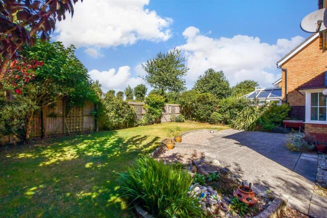 4 bed property, in Harling Close, £550,000