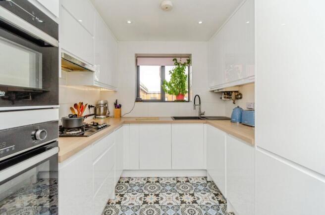 2 bed property, in Rothesay Gardens, £110,000