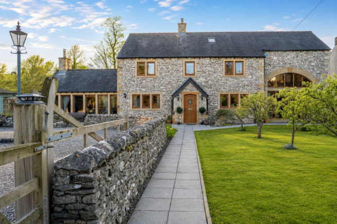 6 bed property, in Ormside, £825,000