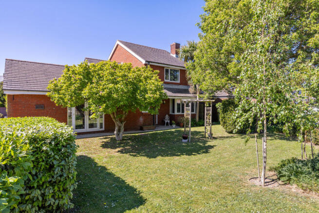 5 bed property, in Queens Avenue, £775,000
