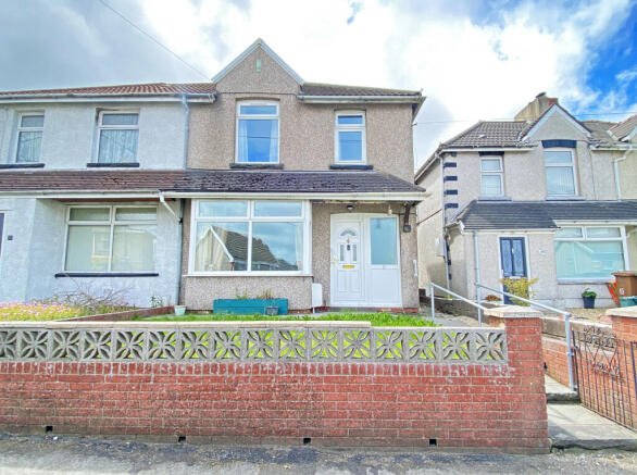 3 bed property, in Hengoed Crescent, £149,950
