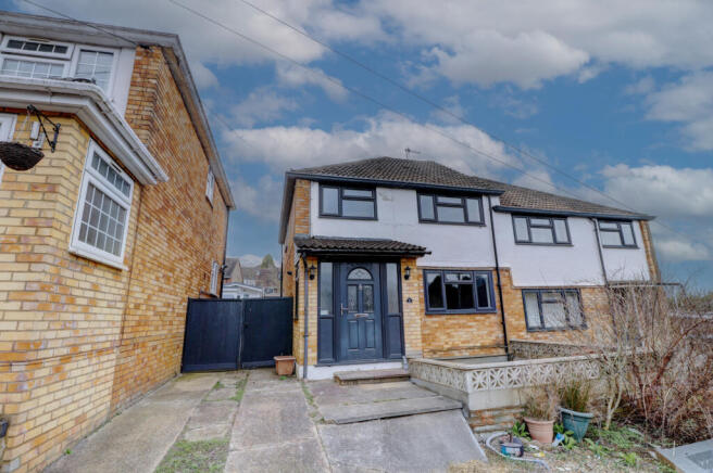 3 bed property, in Sussex Close, £400,000