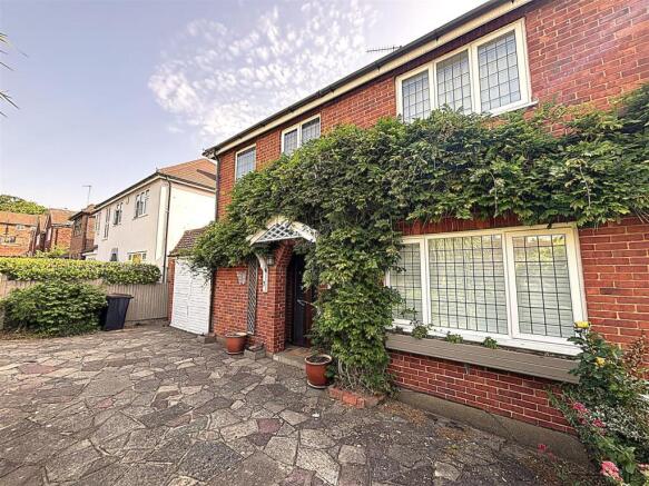 3 bed property, in Woodlea Drive, £800,000