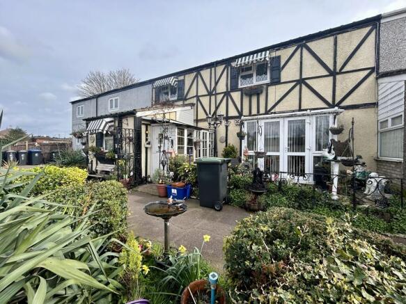 3 bed property, in Roundhills, £305,000