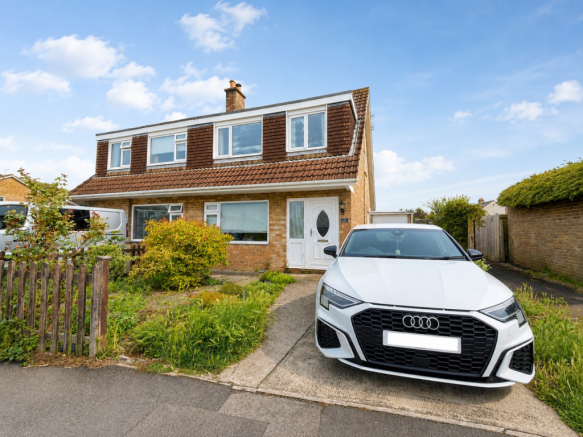 3 bed property, in The Leaze, £320,000