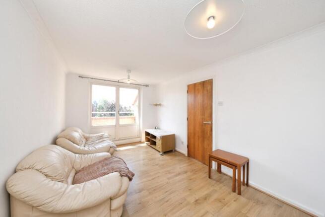 2 bed property, in Tonnelier Road, £110,000