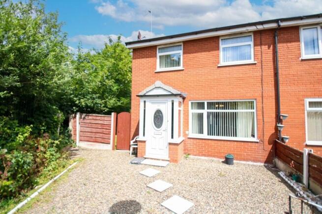 3 bed property, in Cromwell Court, £200,000