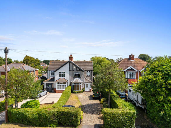 3 bed property, in Waltham Road, £260,000