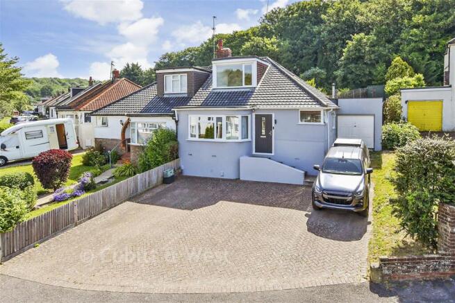 3 bed property, in Mackie Avenue, £450,000