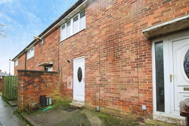 3 bed property, in Morland Road, £125,000