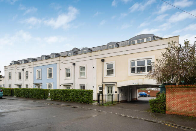 2 bed property, in Warren Road, £320,000