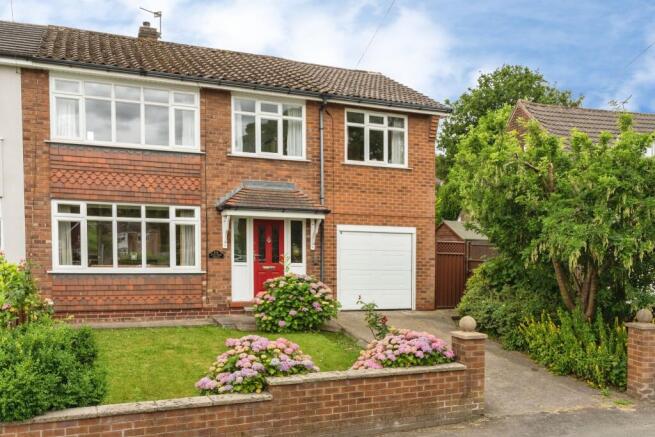 5 bed property, in Rectory Lane, £299,950