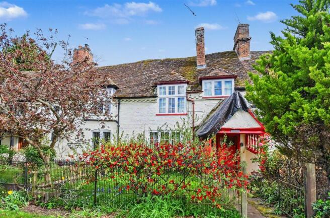 2 bed property, in Main Street, £275,000