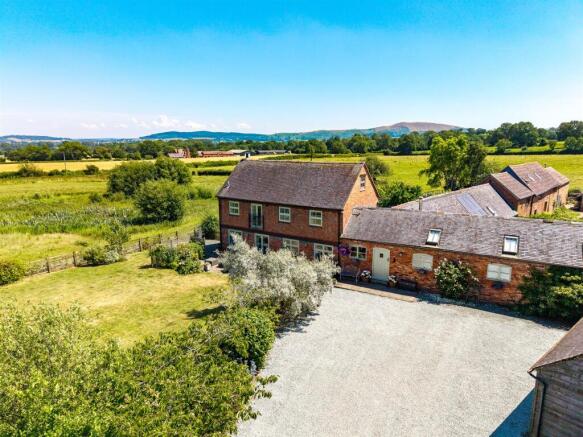 5 bed property, in Higher Netley Barn, £925,000