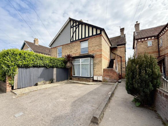 2 bed property, in Greenway Road, £195,000