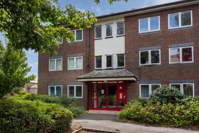 2 bed property, in Ingram Crescent East, £240,000