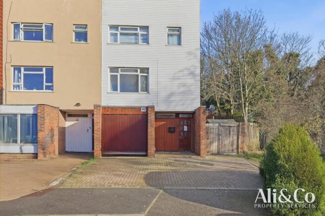 3 bed property, in Boscombe Avenue, £360,000