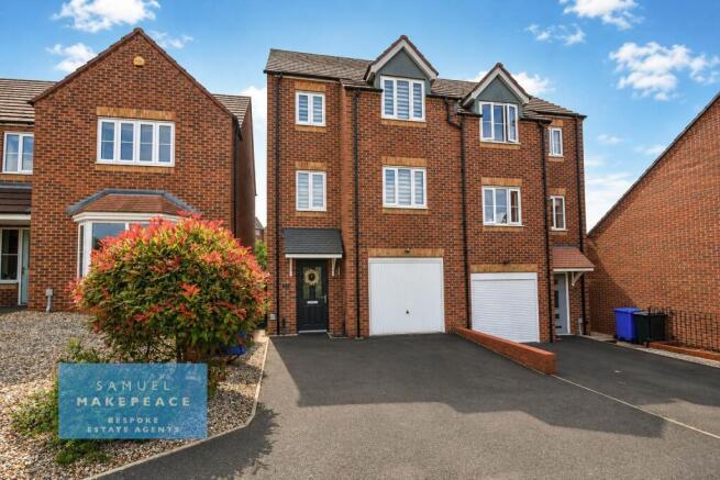 4 bed property, in Hollinwood Close, £260,000