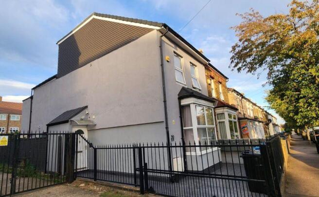 6 bed property, in Oatlands Road, £950,000
