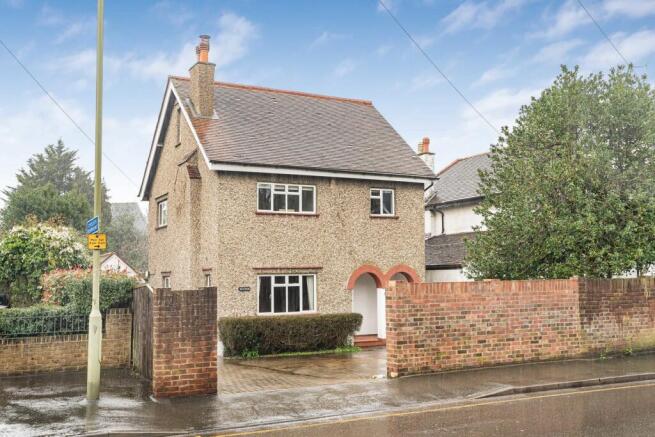3 bed property, in Vicarage Road, £650,000