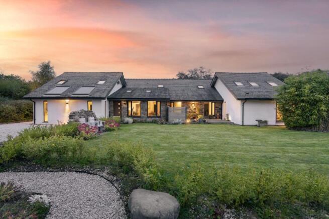 5 bed property, in The Shires, £900,000