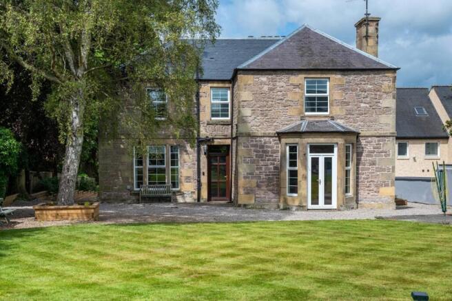 5 bed property, in Mansefield, £695,000