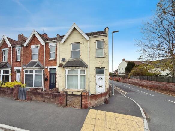 1 bed property, in Main Road, £100,000