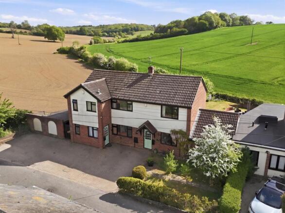 4 bed property, in Clapgate, £650,000