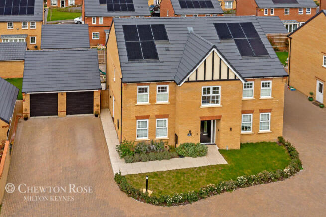 5 bed property, in Field View, £900,000