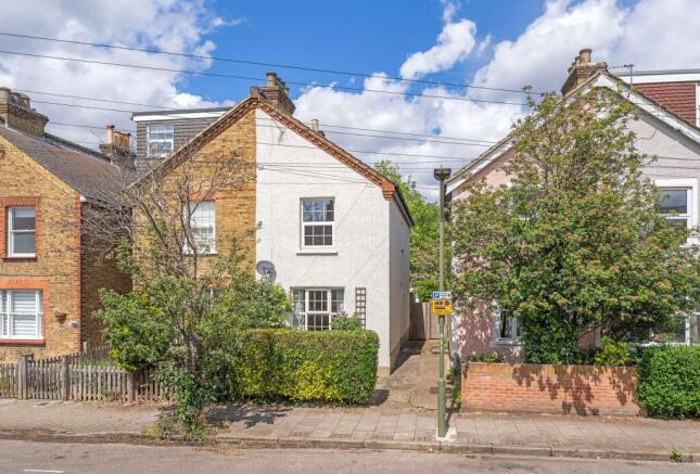 2 bed property, in Newbury Road, £550,000