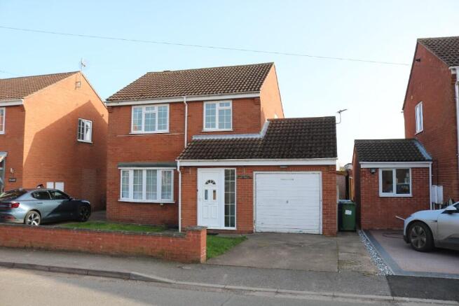 3 bed property, in Main Street, £260,000
