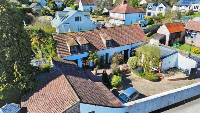 6 bed property, in Moor Road, £650,000