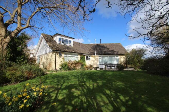 3 bed property, in Loxfield Close, £750,000